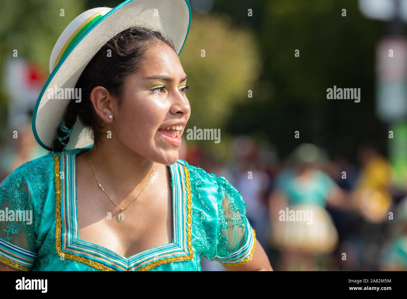 Washington DC, Stati Uniti d'America - 21 Settembre 2019: La Fiesta DC, ballerini boliviano eseguendo la danza di Cueca durante la sfilata Foto Stock