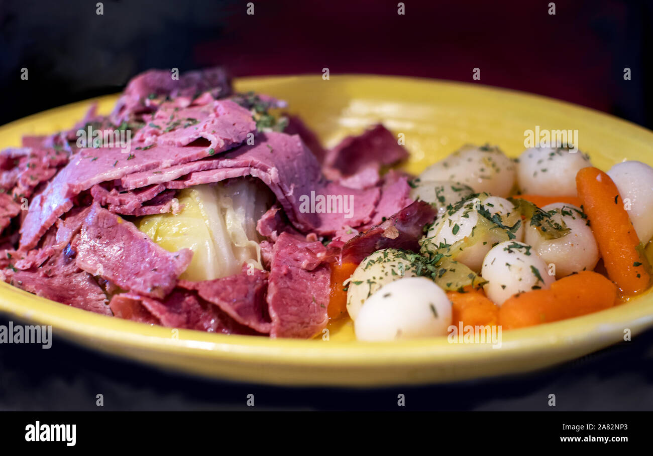 Una piastra di " corned beef " e cavolo, con patate lesse e carote, viene mangiato da molti americani per st Patrick day, ma molto pochi irlandese! Foto Stock