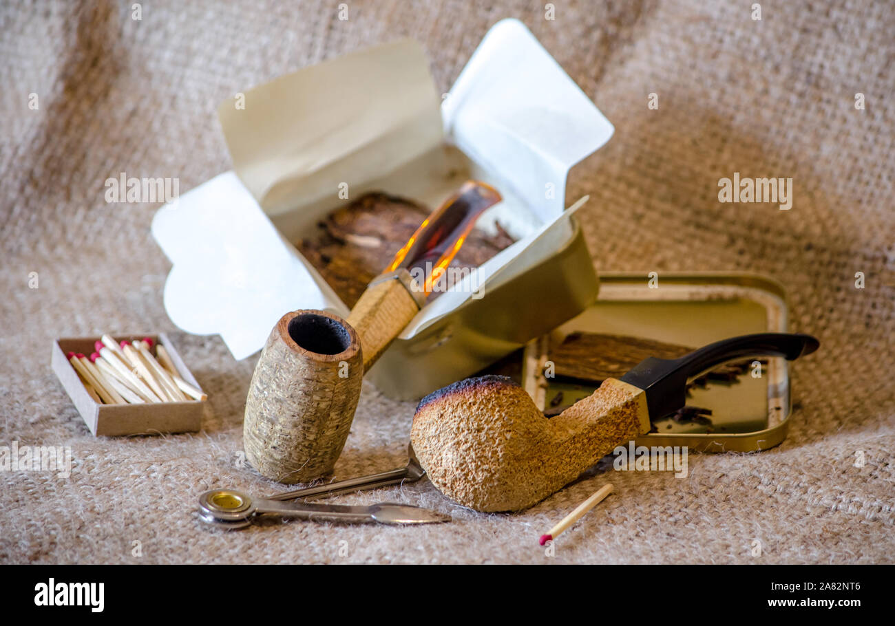 Tutolo di mais e tubi meerschaum su tela Foto Stock