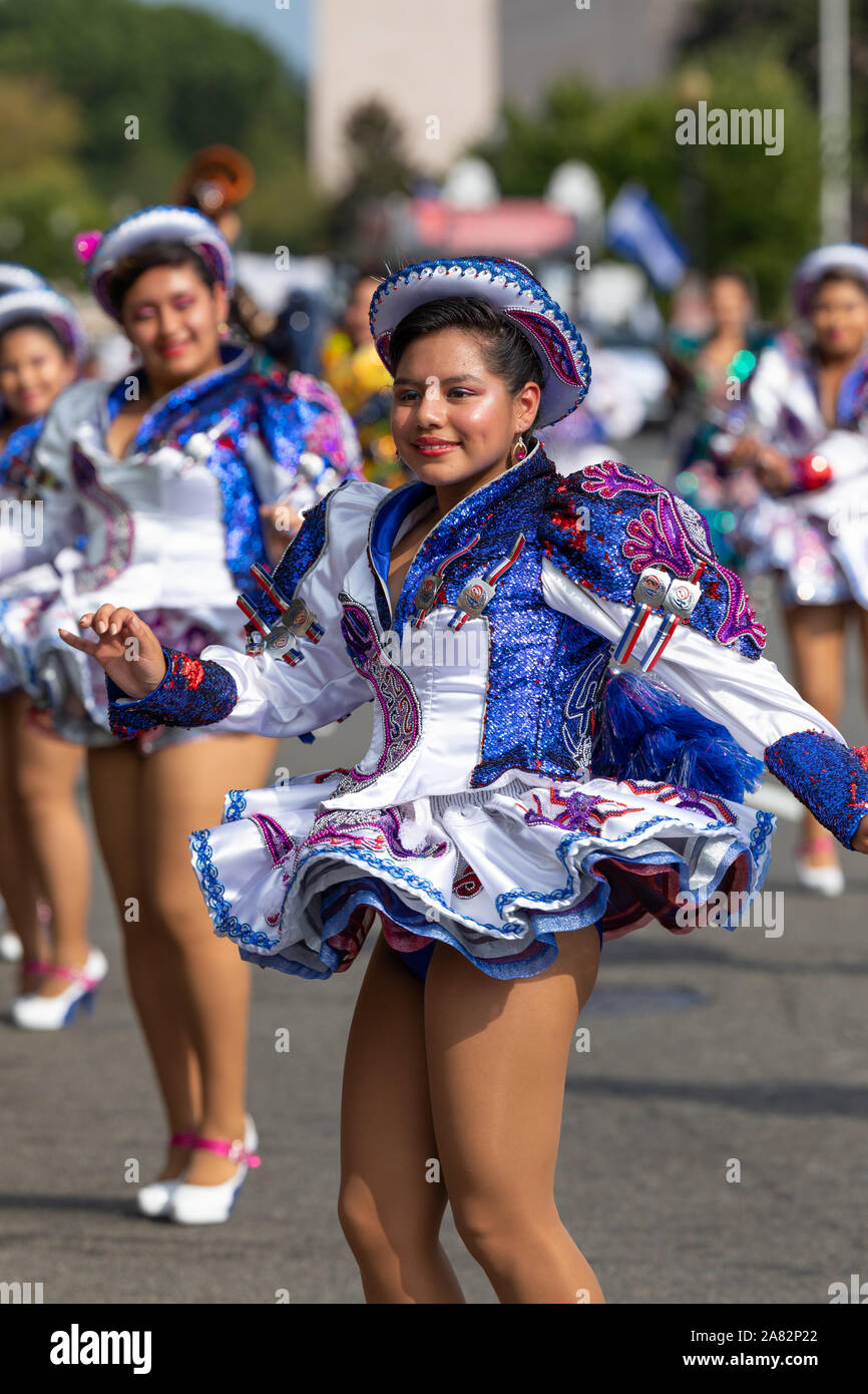 Washington DC, Stati Uniti d'America - 21 Settembre 2019: La Fiesta DC, ballerini boliviano eseguendo la danza dei capisquadra durante la sfilata Foto Stock