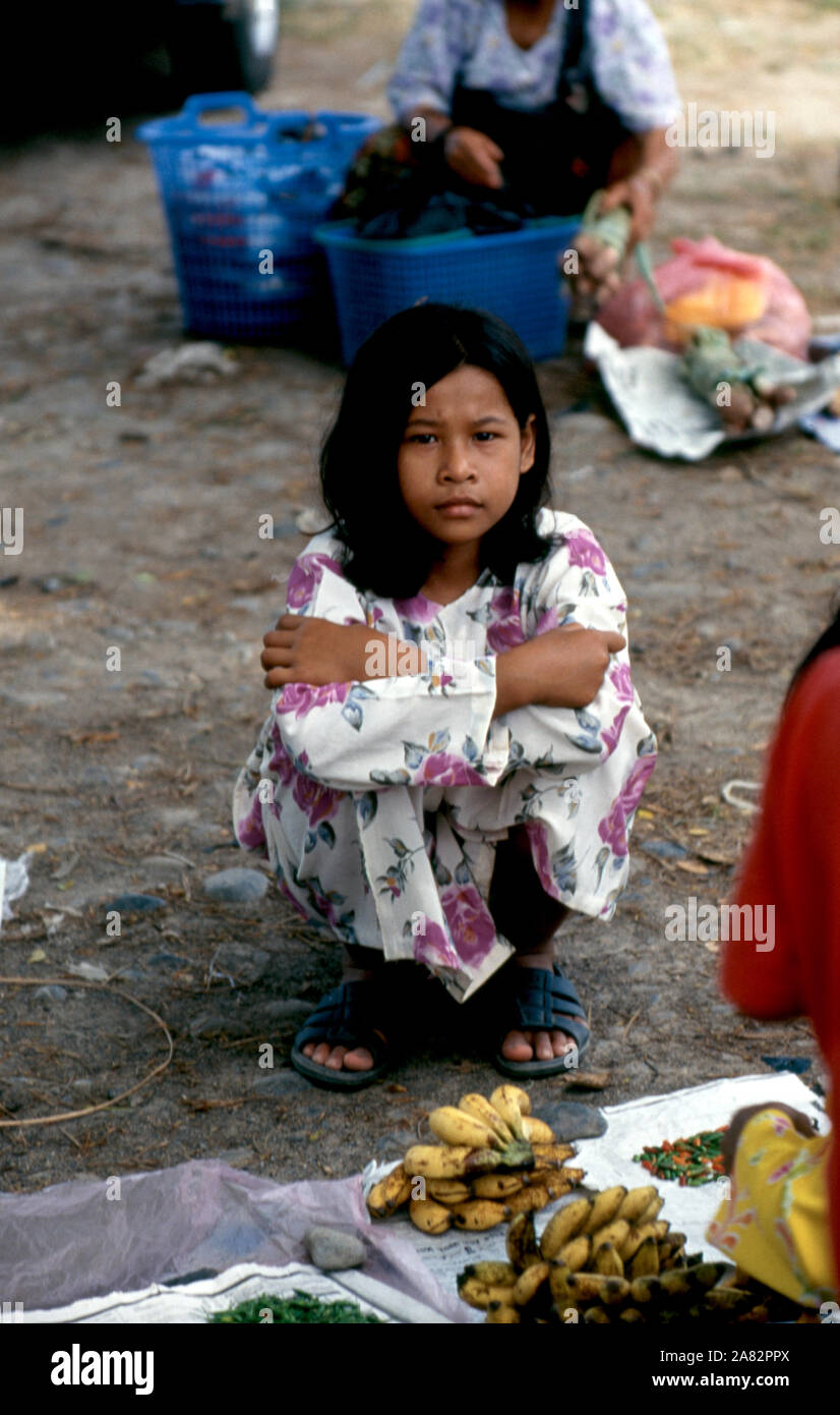 Un giovane, indigeni Bajau ragazza vende le sue banane al mercato di domenica in Kota Belud, Sabah, Malaysia. Foto Stock