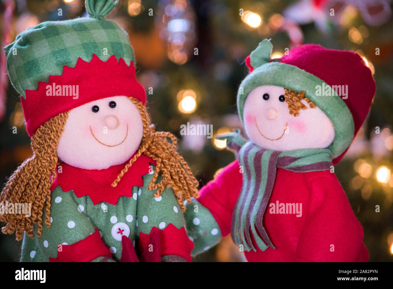 Carino holiday bambole vestite in rosso e in verde, fare una stravagante ritratto di Natale Foto Stock