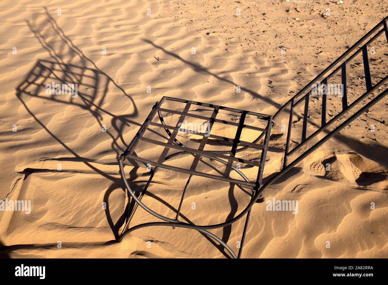 Il possente deserto del Sahara in Marocco prevede che non finisce mai e mai-cambiare i modelli come la sabbia si muove Foto Stock