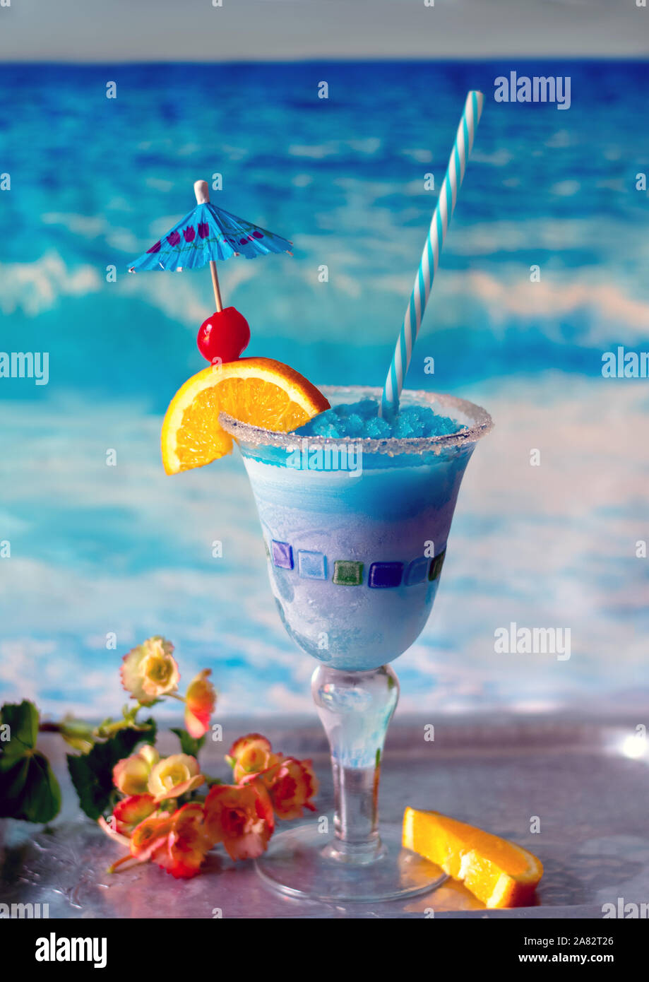 Deliziosa bevanda congelata chiamato una balena blu, con ghiaccio, la limonata, citrus vodka e curacao blu Foto Stock
