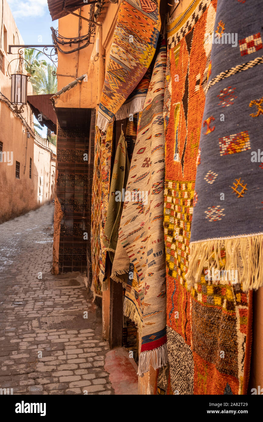 Tappeti per la vendita in un negozio in un vicolo in Fes, Marocco Foto Stock