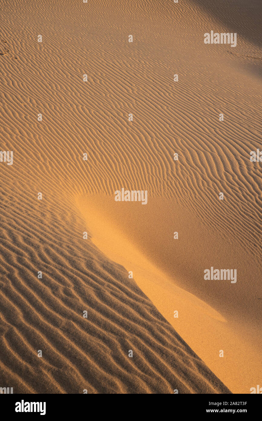 Il possente deserto del Sahara in Marocco prevede che non finisce mai e mai-cambiare i modelli come la sabbia si muove Foto Stock