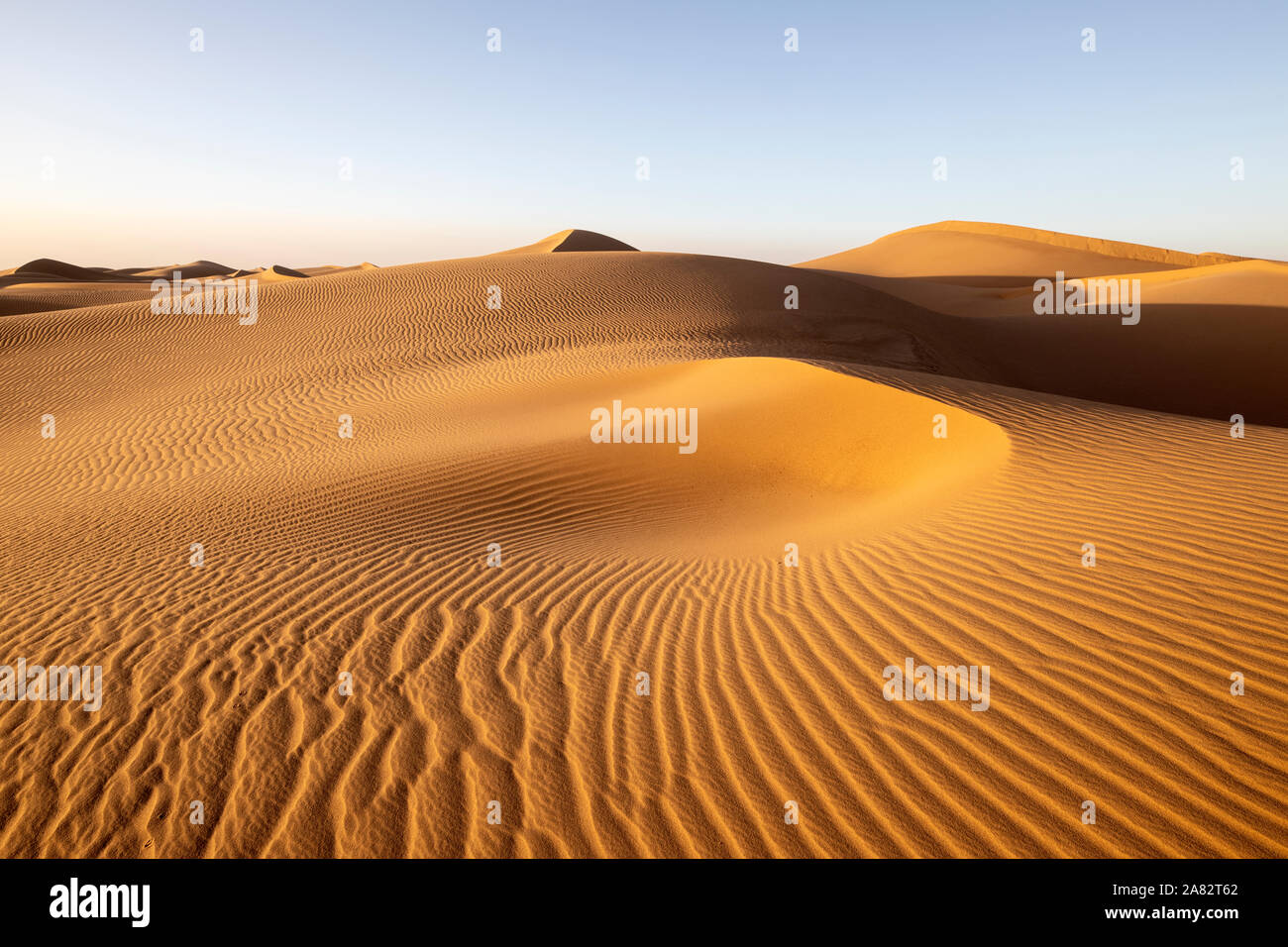 Il possente deserto del Sahara in Marocco prevede che non finisce mai e mai-cambiare i modelli come la sabbia si muove Foto Stock