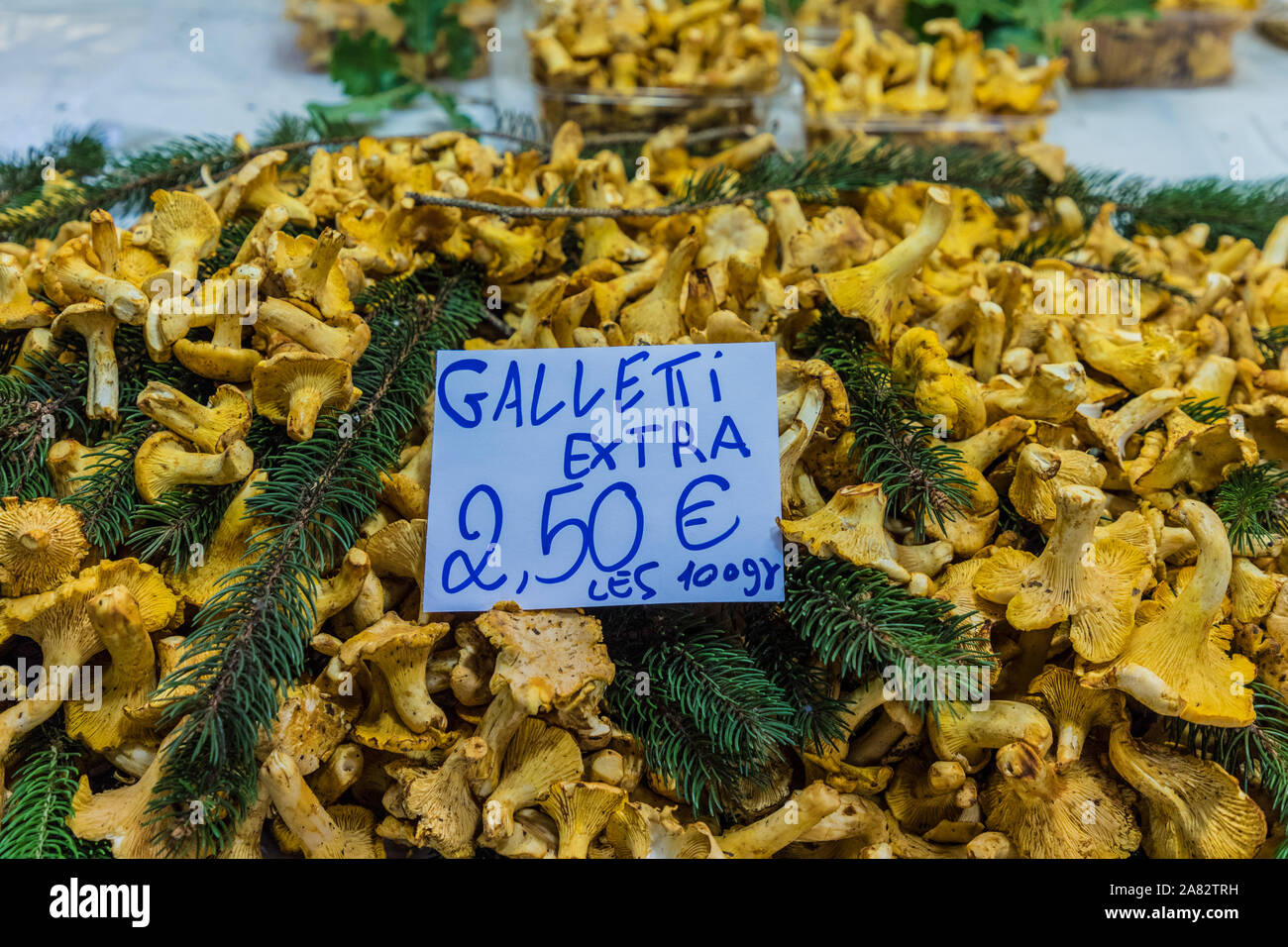 Il famoso mercato del venerdì a Ventimiglia in Italia Foto Stock