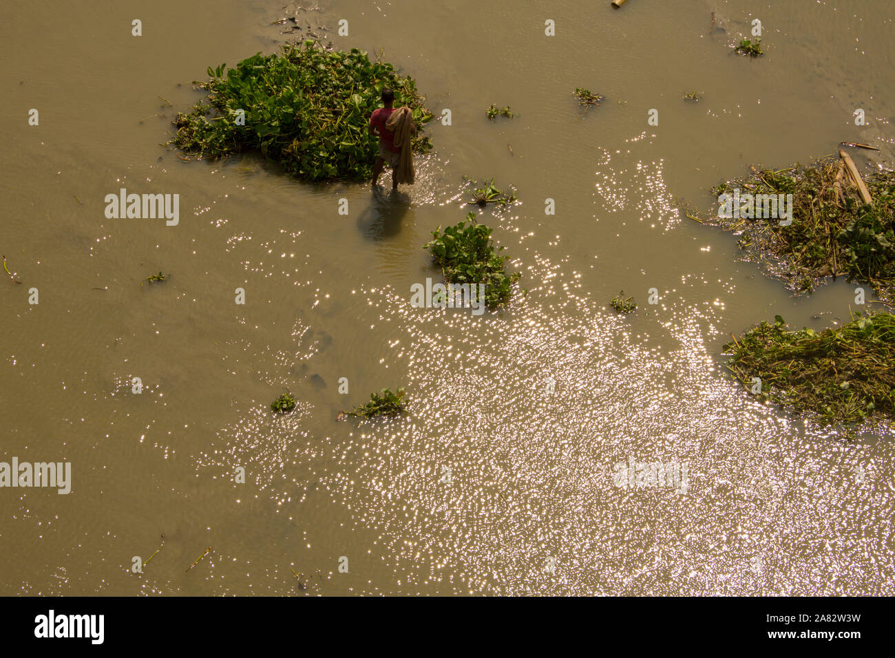 Una donna è friggere spuntini per la vendita nel giorno della vittoria evento Foto Stock