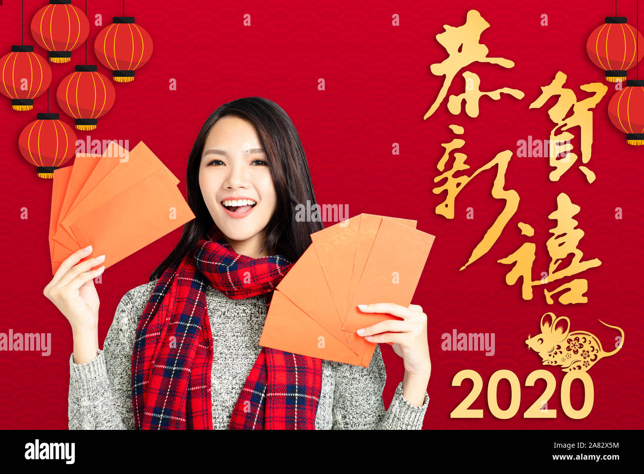 Donna asiatica che mostra buste rosse per il nuovo anno cinese.il testo cinese felice anno nuovo 2020 Foto Stock