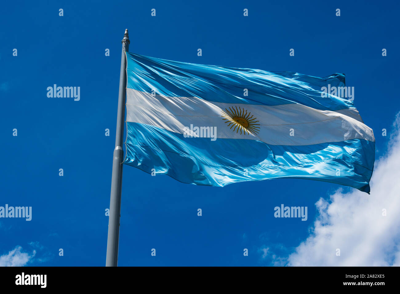 Bandiera dell'Argentina (Bandera argentina - Bandera Nacional) è un piano orizzontale di triband di luce blu (superiore e inferiore) e bianco con il sole di maggio cento Foto Stock