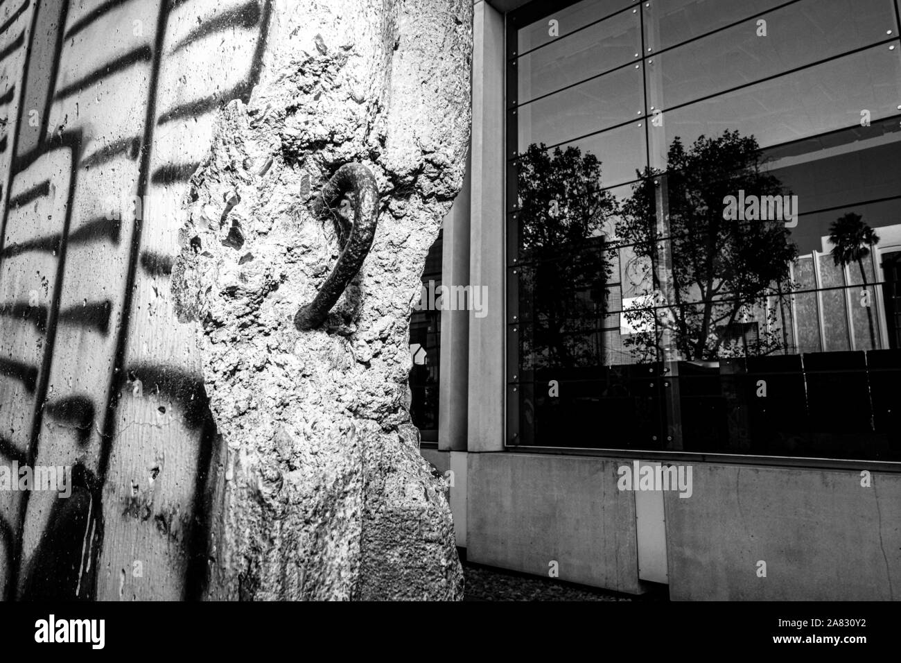 Dicembre 6, 2019: 10 pezzi del muro di Berlino """ il più lungo tratto di parete al di fuori di Berlino -- sono in piedi sul prato di 5900 Wilshire Boulevard, giusto di fronte all'entrata principale del LACMA. Credito: Jason Ryan/ZUMA filo/Alamy Live News Foto Stock