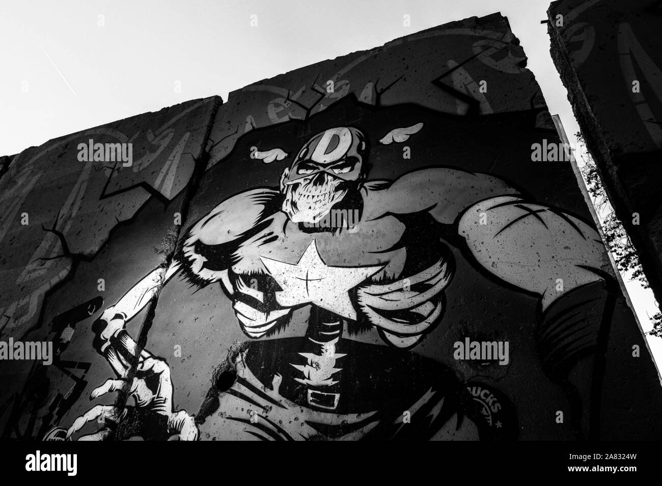 Dicembre 6, 2019: 10 pezzi del muro di Berlino """ il più lungo tratto di parete al di fuori di Berlino -- sono in piedi sul prato di 5900 Wilshire Boulevard, giusto di fronte all'entrata principale del LACMA. Credito: Jason Ryan/ZUMA filo/Alamy Live News Foto Stock