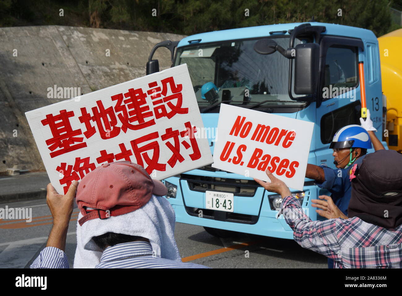 Nago, Giappone. 05 Nov, 2019. Manifestanti tenere cartelloni durante la dimostrazione.manifestanti hanno ridotto la domanda U.S. Base militare onere in Okinawa come prefettura segnato 47 anni poiché la reversione in Giappone di quest'anno. Credito: SOPA Immagini limitata/Alamy Live News Foto Stock