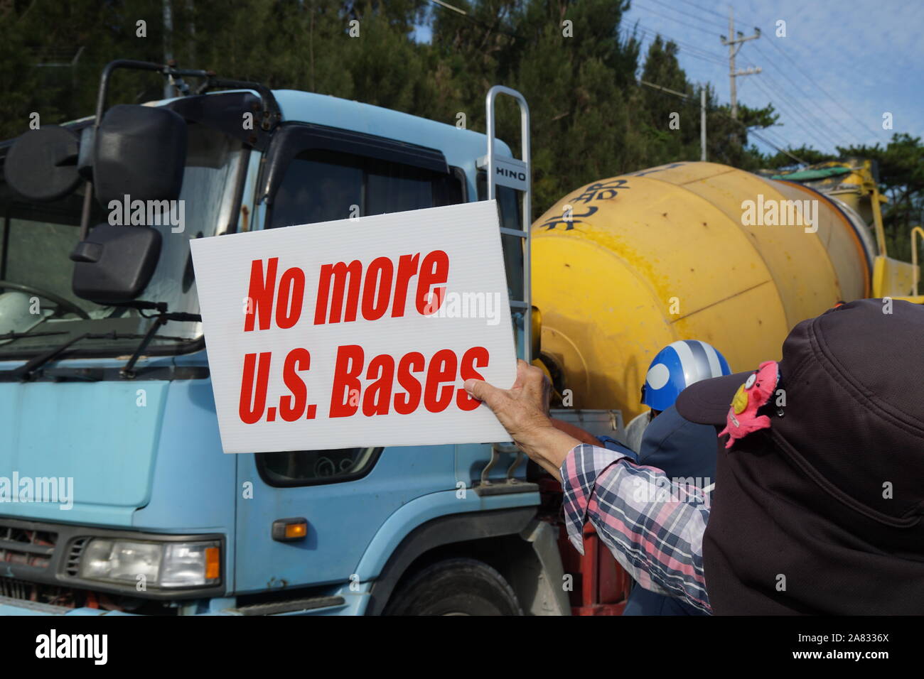 Nago, Giappone. 05 Nov, 2019. Un manifestante detiene una targhetta dicendo "No più U.S.Base' durante la dimostrazione.manifestanti hanno ridotto la domanda U.S. Base militare onere in Okinawa come prefettura segnato 47 anni poiché la reversione in Giappone di quest'anno. Credito: SOPA Immagini limitata/Alamy Live News Foto Stock