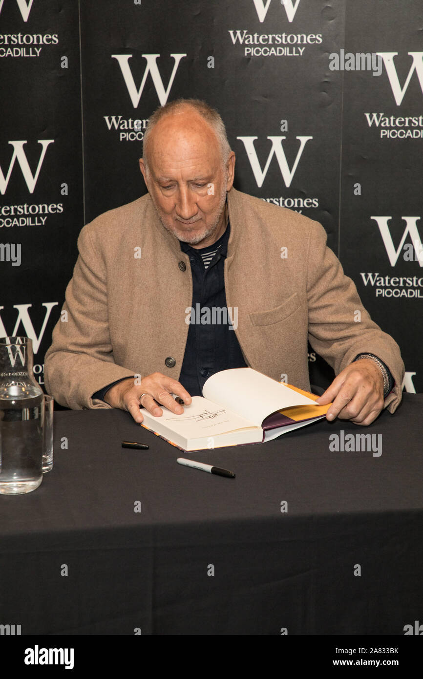 Londra, Regno Unito. 05 Nov, 2019. Pete Townshend segni copie del suo romanzo "L'Età dell' ansia a Waterstones Piccadilly a Londra. Credito: SOPA Immagini limitata/Alamy Live News Foto Stock