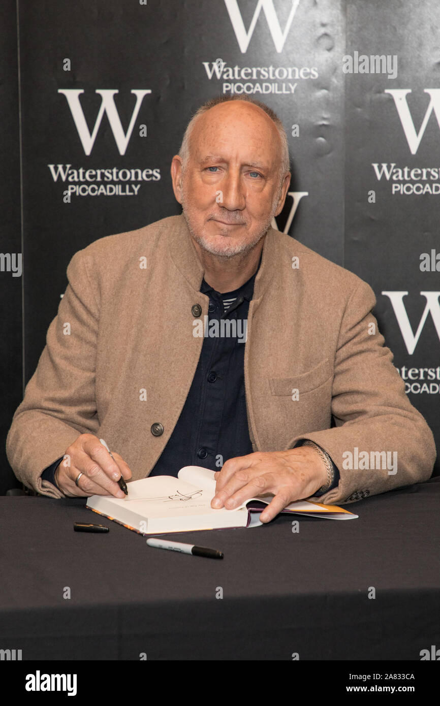 Londra, Regno Unito. 05 Nov, 2019. Pete Townshend segni copie del suo romanzo "L'Età dell' ansia a Waterstones Piccadilly a Londra. Credito: SOPA Immagini limitata/Alamy Live News Foto Stock