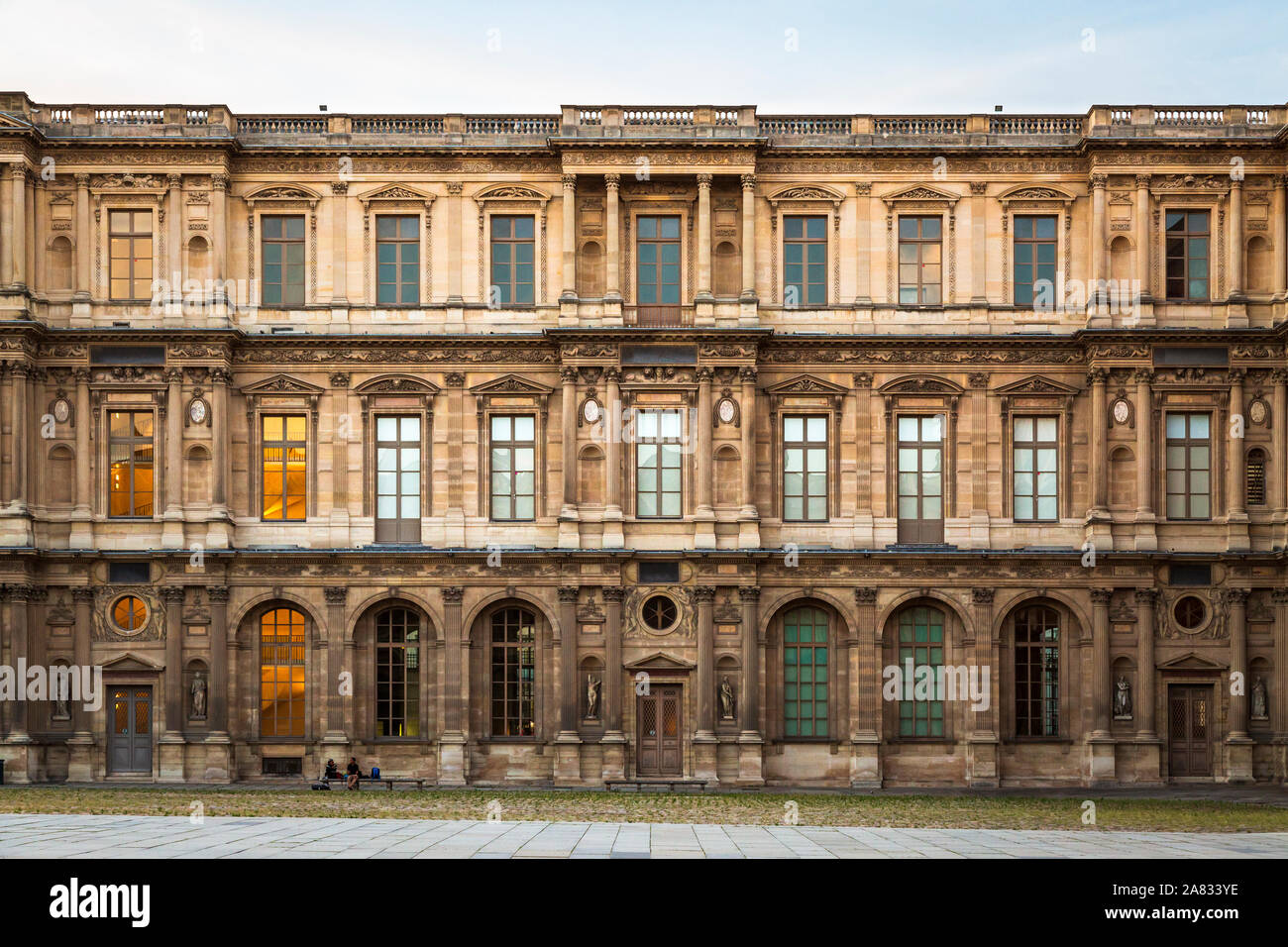 Louvre il cortile con molti sequenziale di porte e finestre con un molto morbida luce del pomeriggio durante il sumer. Parigi, Francia. Foto Stock
