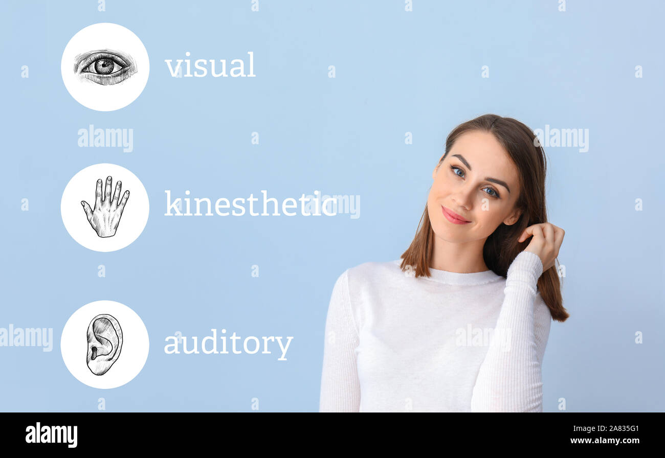 Bella giovane donna e tipi elencati di programmazione neuro-linguistica (NLP) su sfondo blu Foto Stock