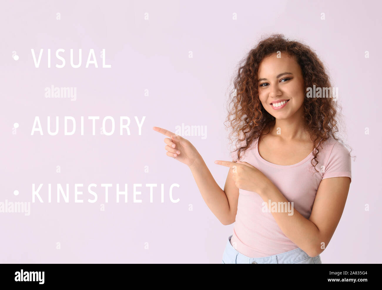 Giovane donna afro-americana e tipi elencati di programmazione neuro-linguistica (NLP) sul colore di sfondo Foto Stock