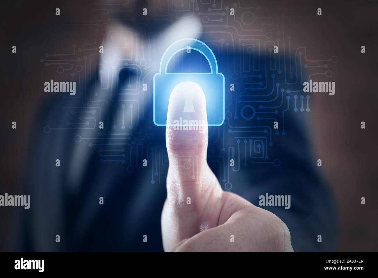 Imprenditore utilizzando la protezione delle impronte digitali per l'accesso ai dati, primo piano Foto Stock
