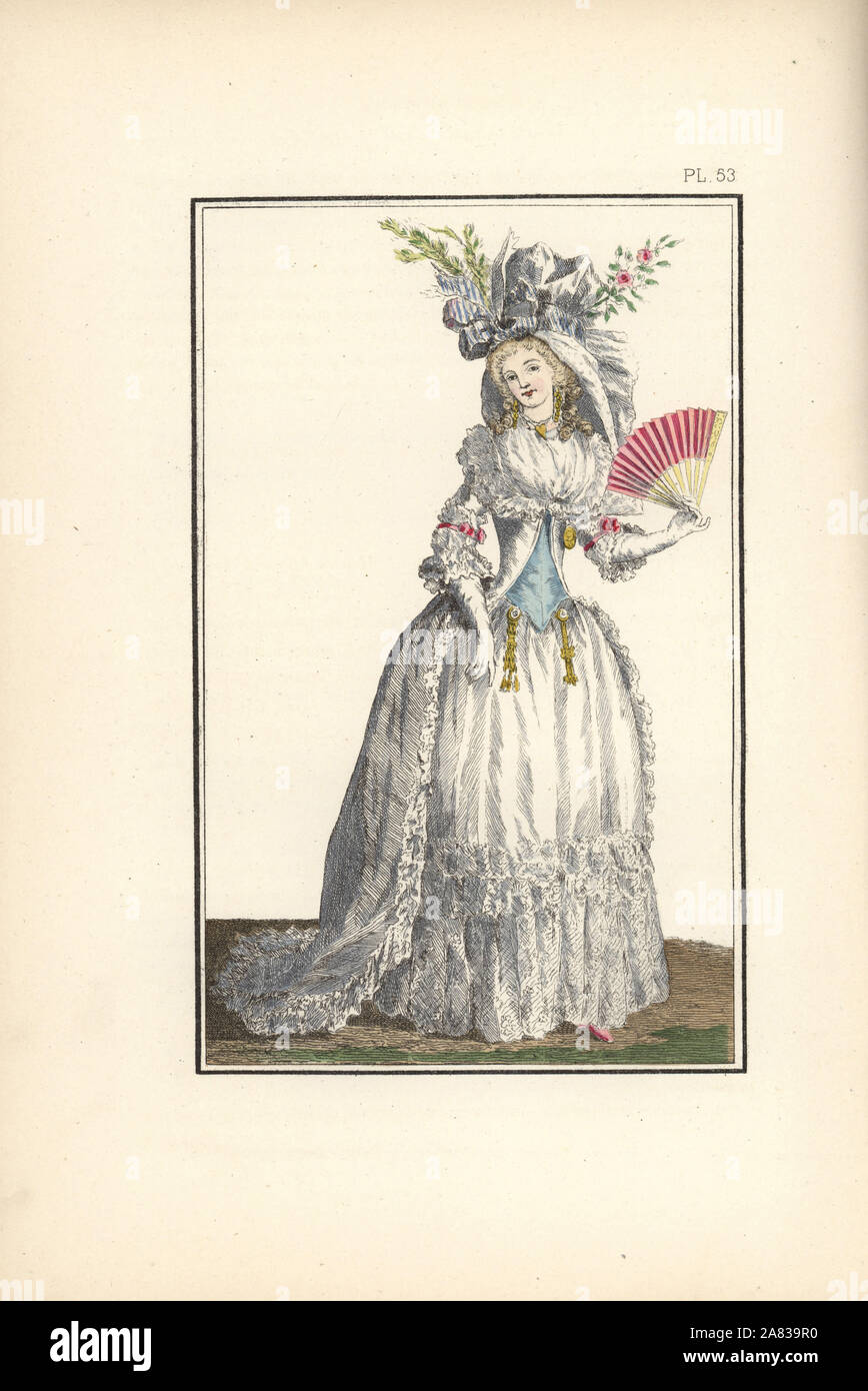 Donna in abito a la turque in lino bianco e pizzo inglese, bianco petticoat con pizzo falbalas, fichu, gilet blu e oro medaglione con sigla CD. Indossa un cofano a la grande pretresse sormontato da un turban con fiori. Litografia Handcolored da Mode e costumi di Maria Antonietta e i suoi tempi, mediante Le Comte de Reiset, Parigi, 1885. Il diario di Madame Eloffe, sarta e lino-merchant per la regina e le dame di corte. Foto Stock