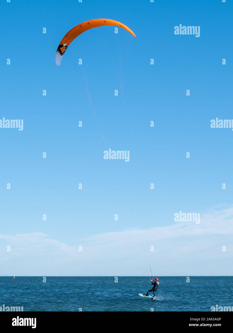 MELBOURNE, Australia - 31 August, 2019: surfista Kite surf sulla giornata di sole - immagine verticale Foto Stock