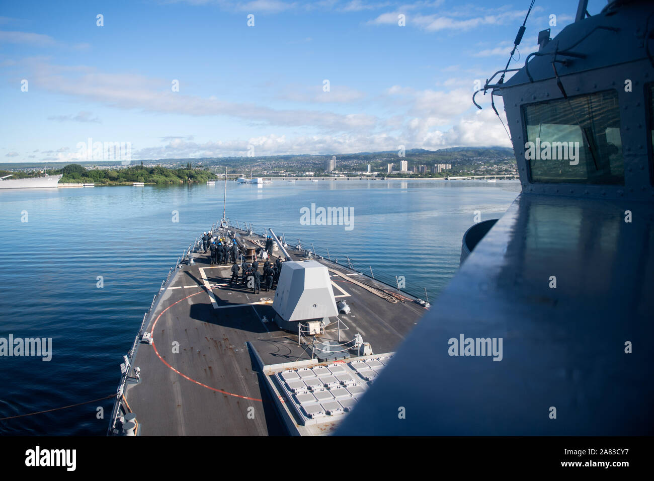 191104-N-LI768-1009 PEARL HARBOR (nov. 4, 2019) - visite-missile destroyer USS Halsey (DDG 97) si diparte Base comune Harbor-Hickam perla per operazioni di formazione nell'Oceano Pacifico. (U.S. Foto di Marina di Massa lo specialista di comunicazione 2a classe Devin M. Langer) Foto Stock