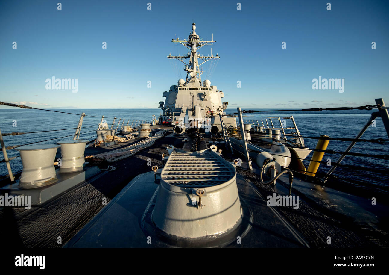 191104-N-LI768-1263 OCEANO PACIFICO (nov. 4, 2019) - visite-missile destroyer USS Halsey (DDG 97) transita l'Oceano Pacifico mentre in corso di realizzazione per le azioni di formazione. (U.S. Foto di Marina di Massa lo specialista di comunicazione 2a classe Devin M. Langer) Foto Stock