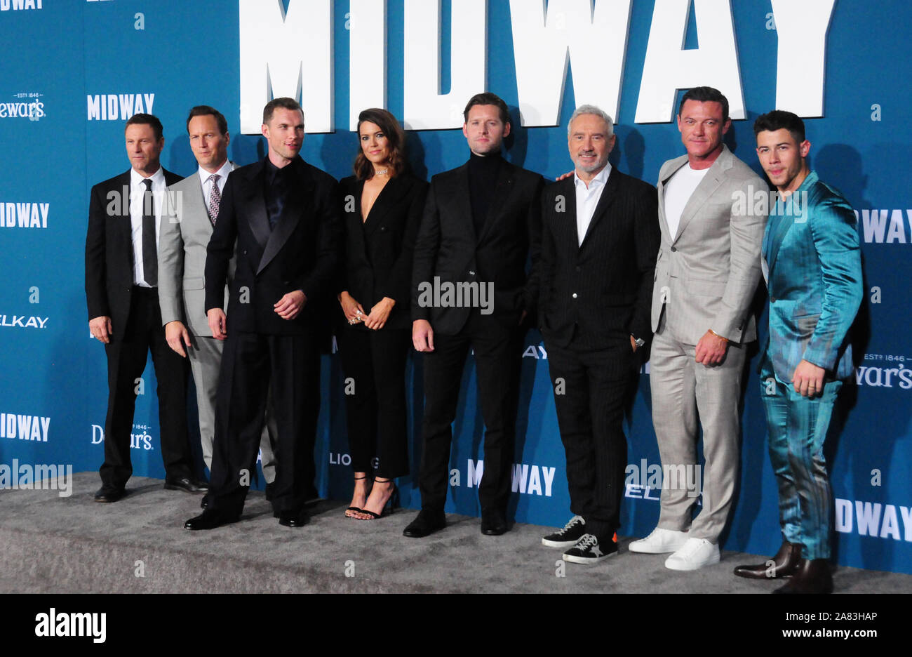 Los Angeles, California, Stati Uniti d'America 5 novembre 2019 (L-R) attori Aaron Eckhart, Patrick Wilson, Ed Skrein, Mandy Moore, Luke Kleintank, regista/produttore di Roland Emmerich, attori Luke Evans e Nick Jonas frequentare la Premiere mondiale di Lionsgate's 'Midway' dal 5 novembre 2019 al Regency Village Theatre di Los Angeles, California, USA. Foto di Barry re/Alamy Live News Foto Stock