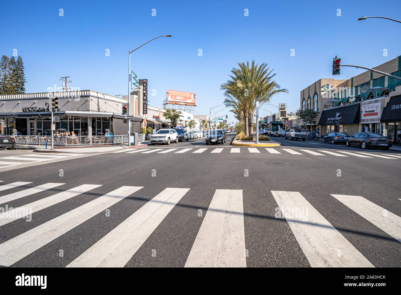 La seconda strada a Long Beach, California con ristoranti e negozi Foto Stock