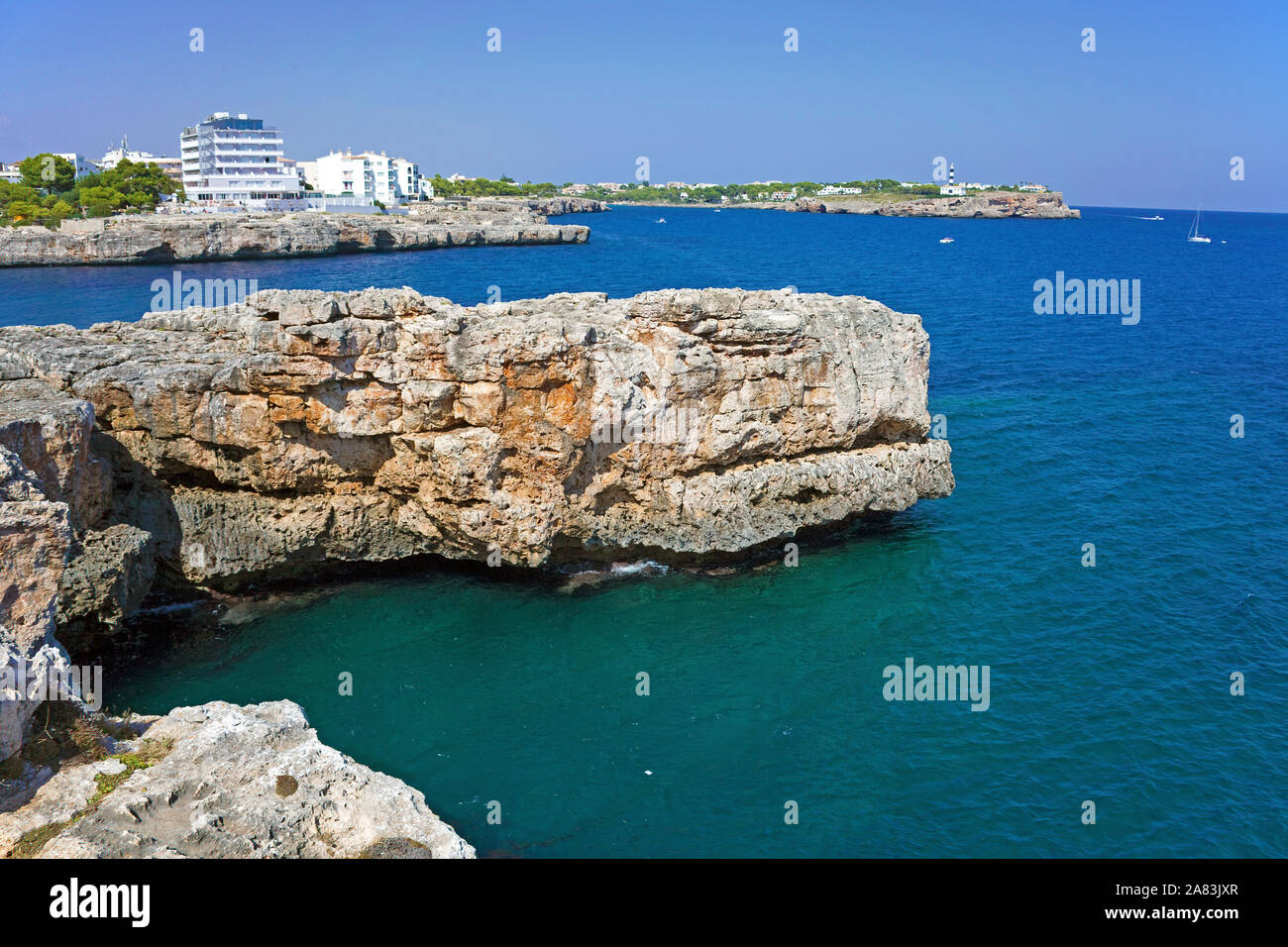 Costa rocciosa presso la baia di Cala Marcal, Porto Colom, Maiorca, isole Baleari, Spagna Foto Stock