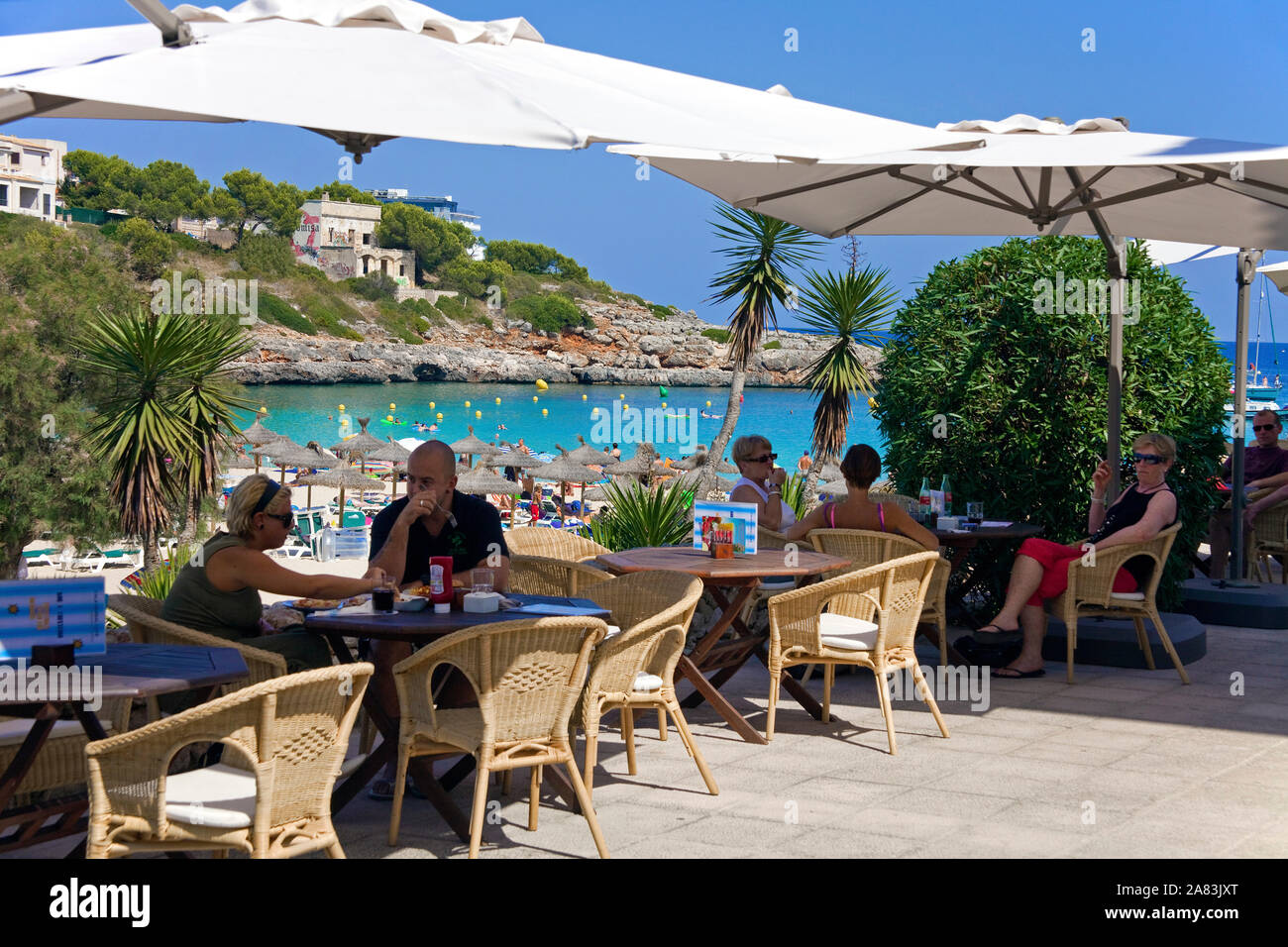 Caffè sulla spiaggia di Cala Marcal, spiaggia balneare di Porto Colom, Maiorca, isole Baleari, Spagna Foto Stock