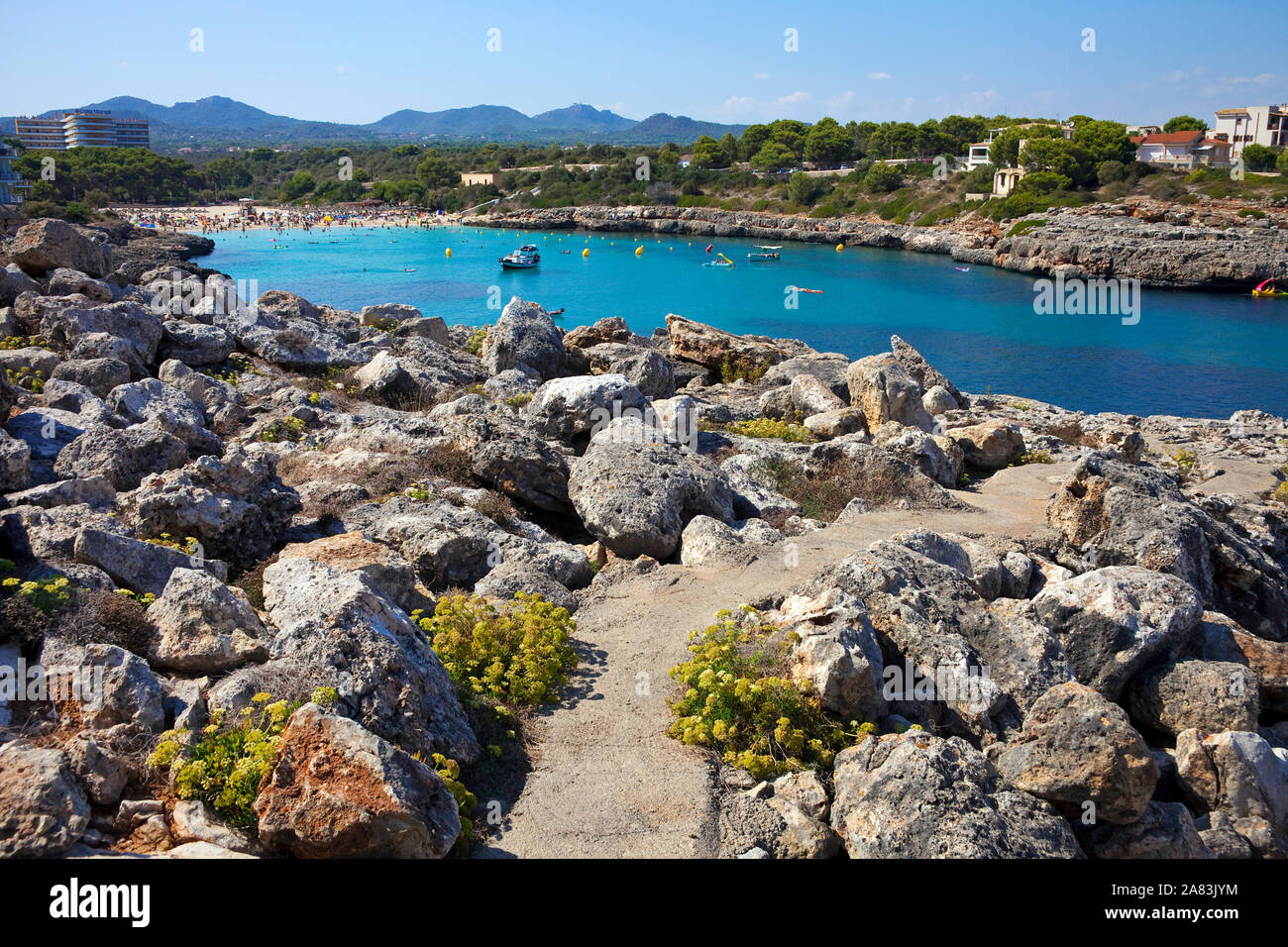 Costa rocciosa presso la baia di Cala Marcal, Porto Colom, Maiorca, isole Baleari, Spagna Foto Stock