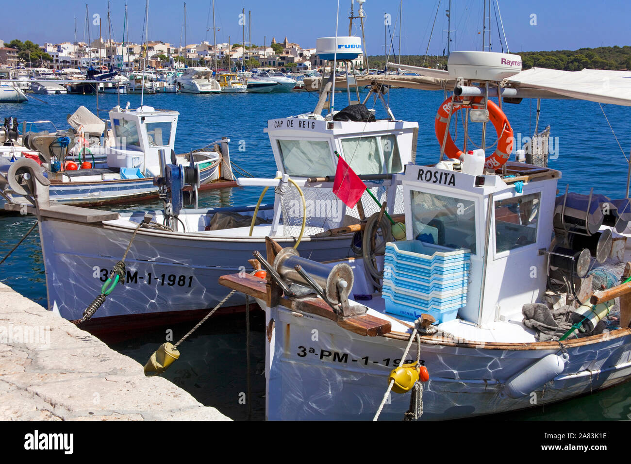 Barche da pesca al porto storico di Porto Colom, Maiorca, isole Baleari, Spagna Foto Stock