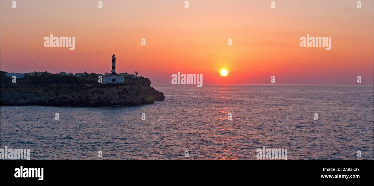 Tramonto di un faro del Porto Colom, Maiorca, isole Baleari, Spagna Foto Stock