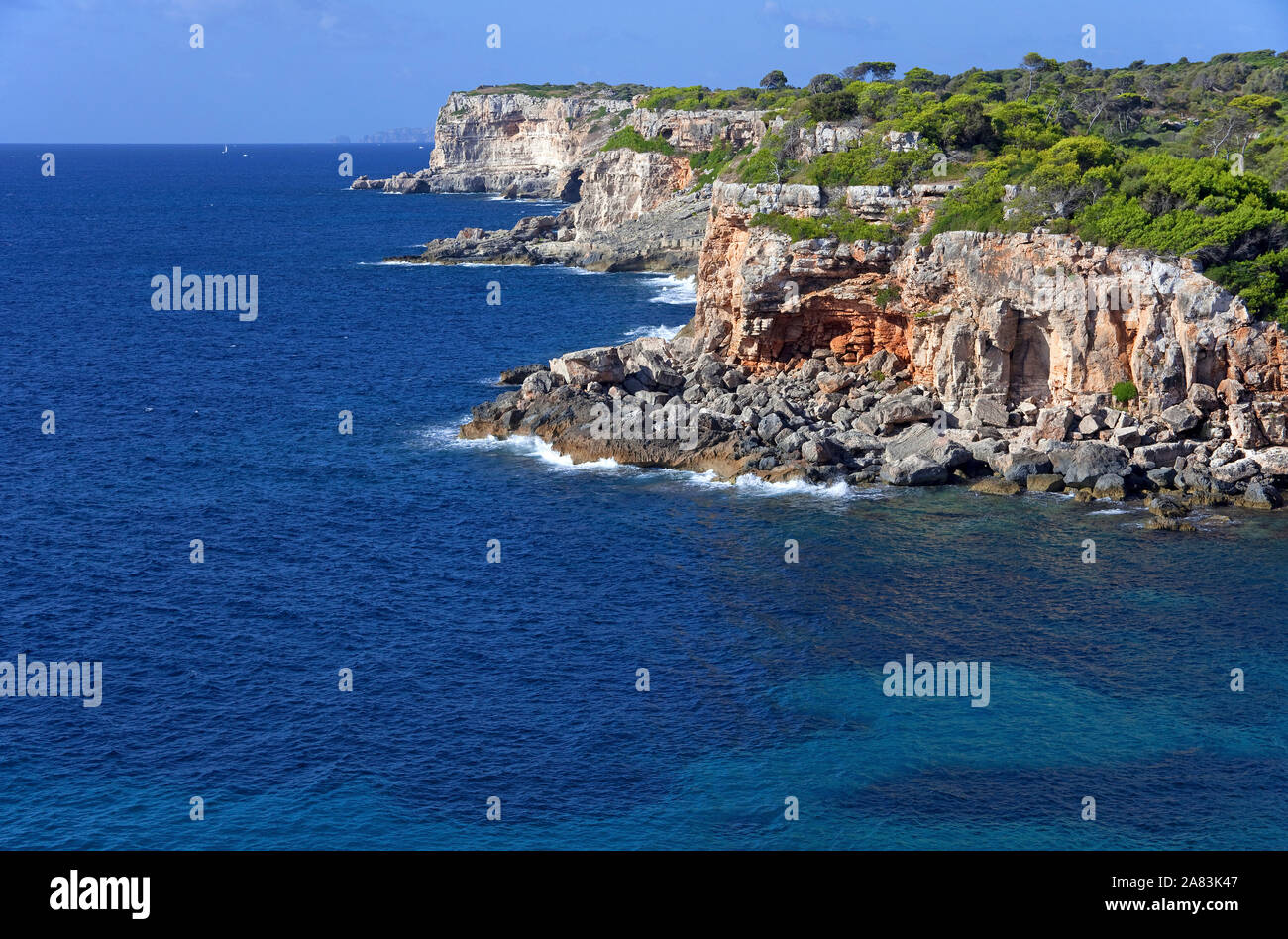 Coste rocciose a Cala de s'Almonia, Cala Llombards, Santanyí, Maiorca, isole Baleari, Spagna Foto Stock