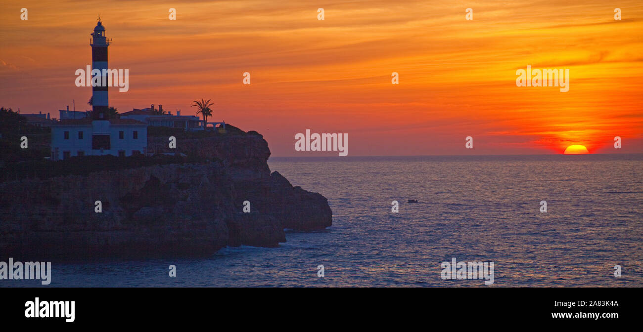 Tramonto di un faro del Porto Colom, Maiorca, isole Baleari, Spagna Foto Stock