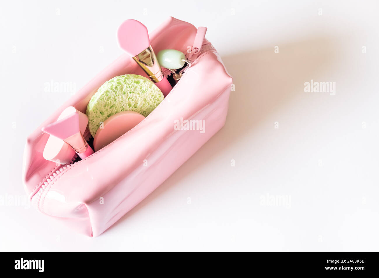 Rosa sacchetto di cosmetici e prodotti di bellezza. Foto Stock