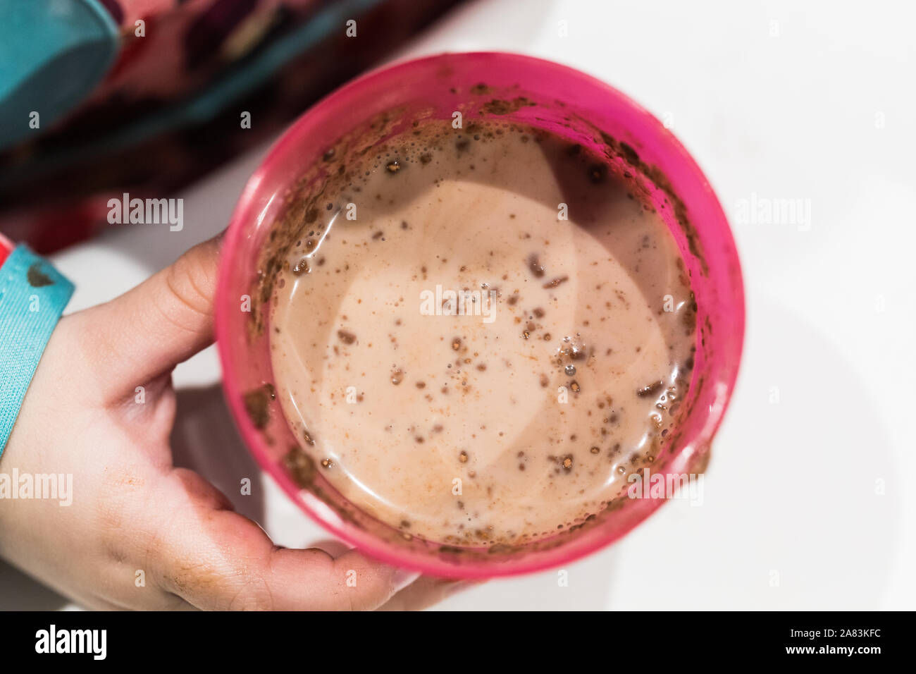 Cioccolato con latte su una rosa bicchiere Foto Stock