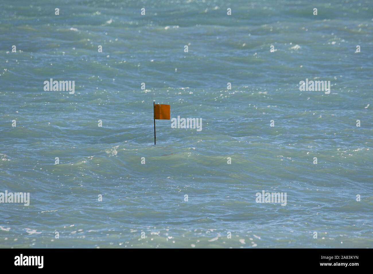 Il marcatore FLAG per una vongola o cozza pot di pesca nel mare Adriatico vicino ad Ancona in Italia nei primi mesi della primavera Foto Stock