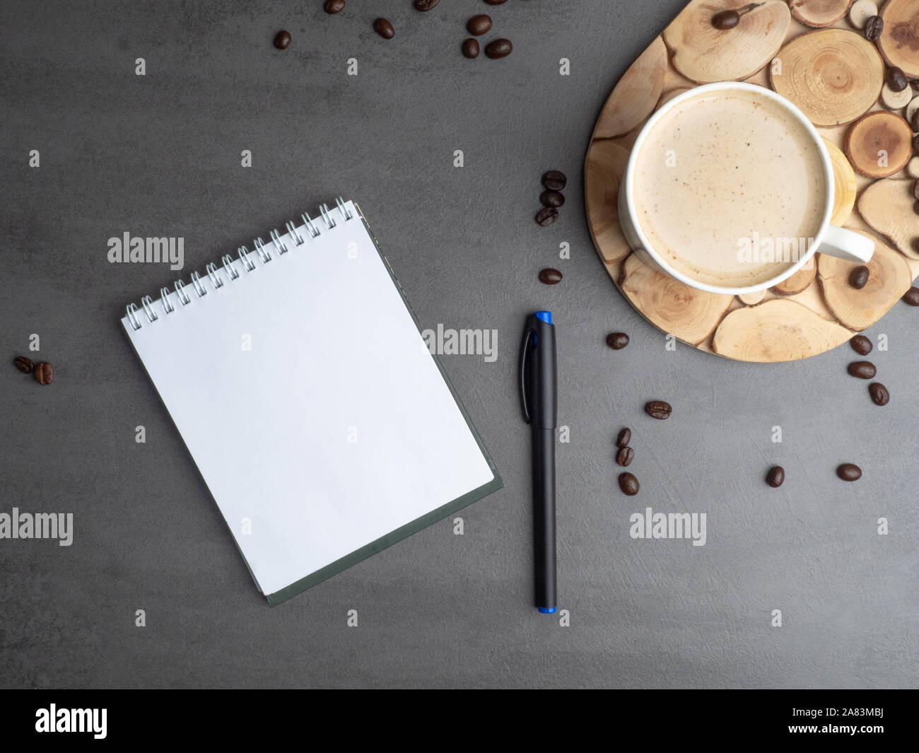 Luogo di lavoro di mattina come tazza di caffè, i chicchi di caffè e note per inserire note. Il minimalismo concept Foto Stock