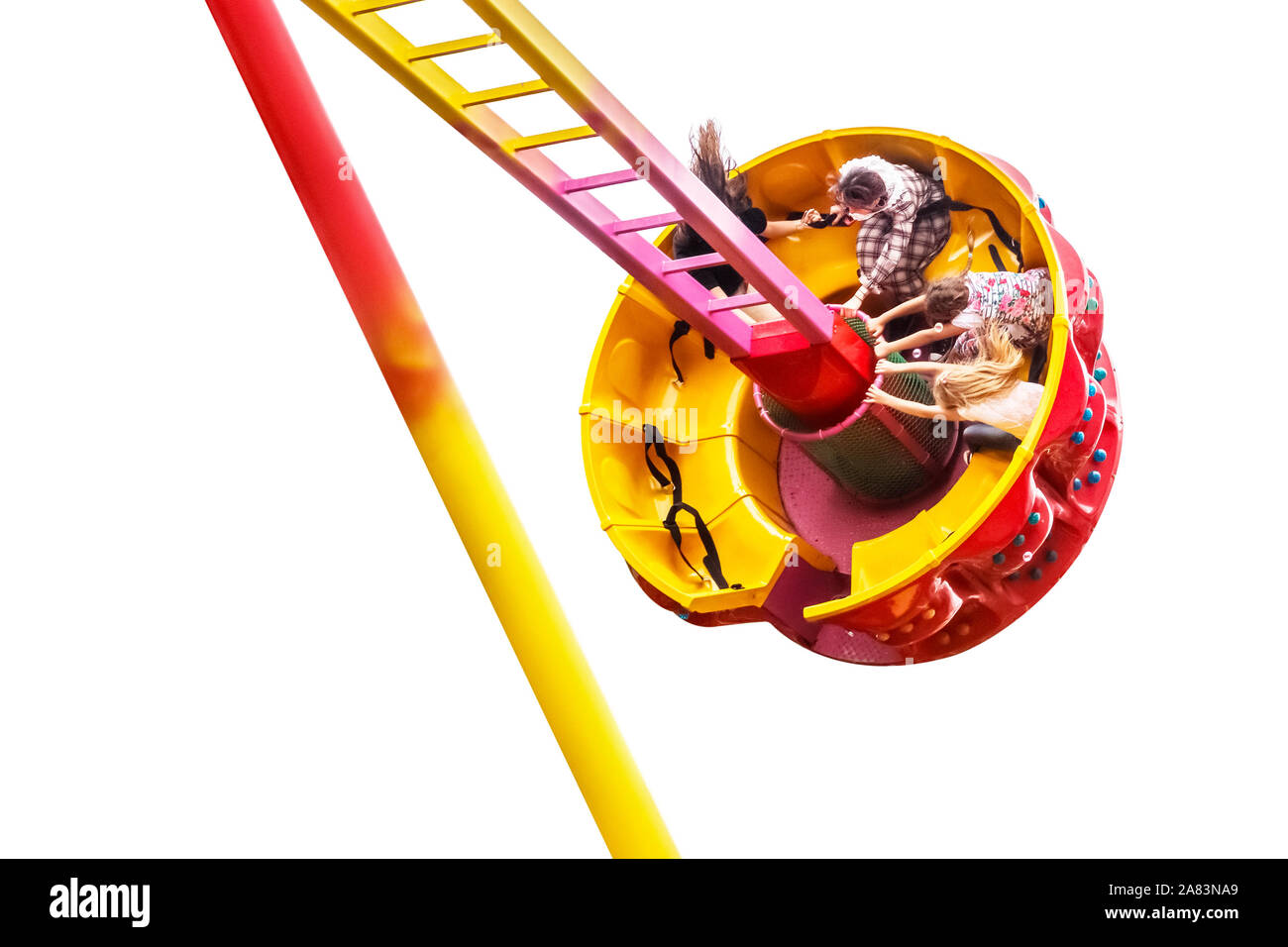 Pendolo ride in un parco di divertimenti e una cabina con allegro bambini tende ad alta al punto più alto isolato su sfondo bianco. Foto Stock