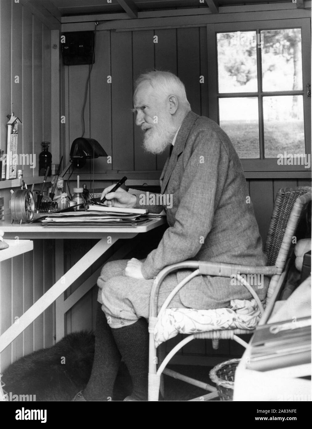 GEORGE Bernard Shaw a Ayot St Lawrence Hertfordshire Inghilterra nel suo giardino capanna Giugno 1937 ritratto da STUDIO LISA Welwyn Garden City Foto Stock