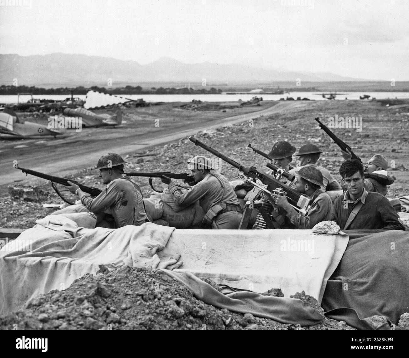 Pistola equipaggi durante l'attacco giapponese a Pearl Harbor, 7 dicembre 1941. Marines e soldati fuoco sulla razzia aerei giapponesi. Foto Stock