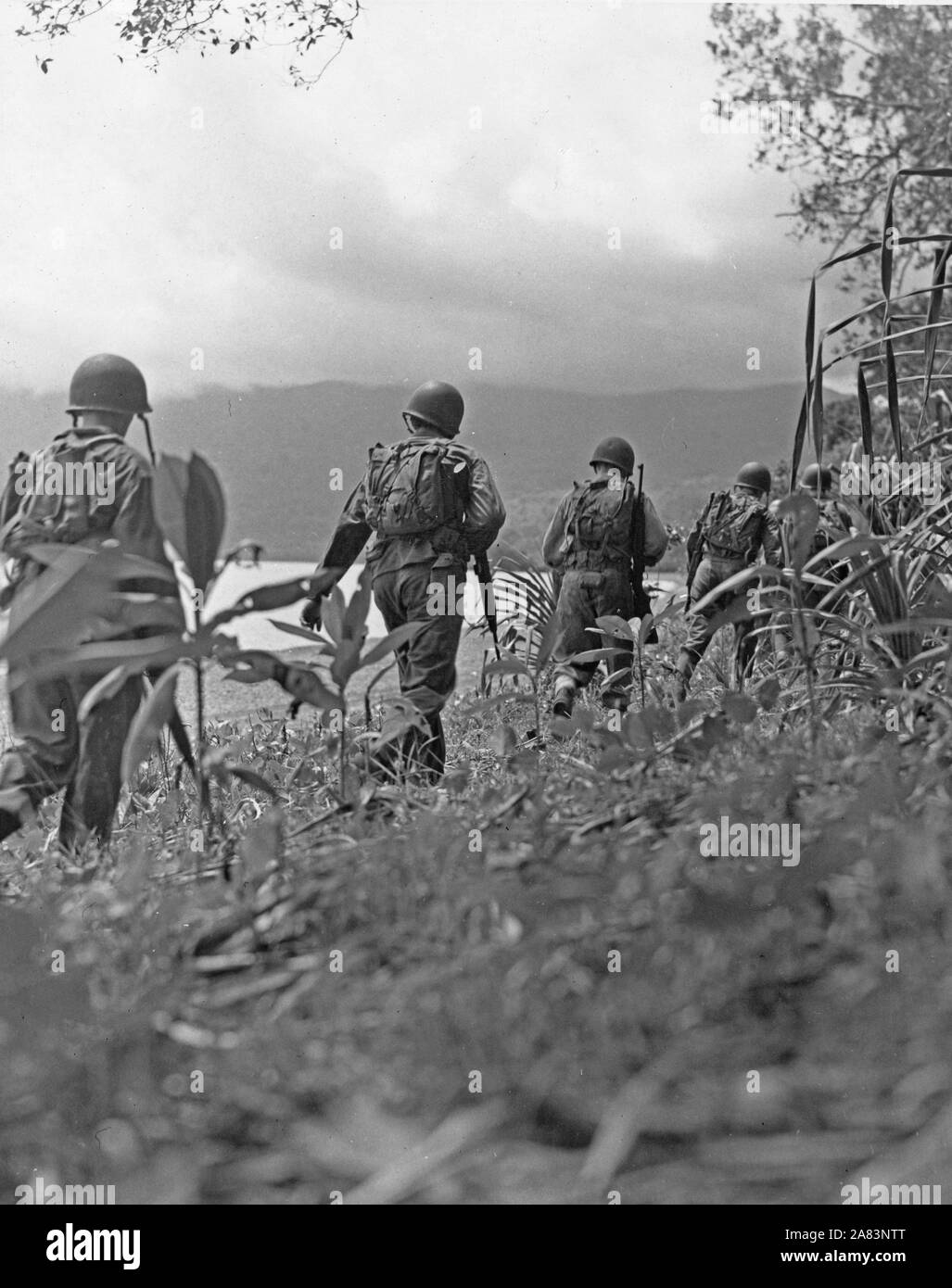 Marines jog lungo una spiaggia di South Pacific Island in centrale delle Isole Salomone Foto Stock