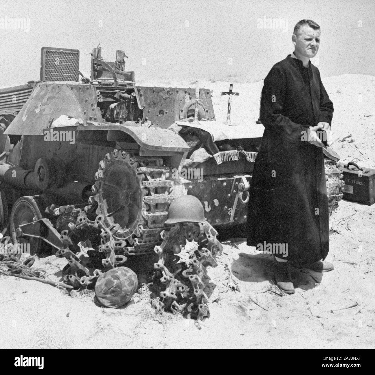 Navy cappellano su Saipan utilizza un distrutto serbatoio giapponese come un altare come egli detiene i servizi per i morti. Vittime sono state 3x che di Tarawa Foto Stock