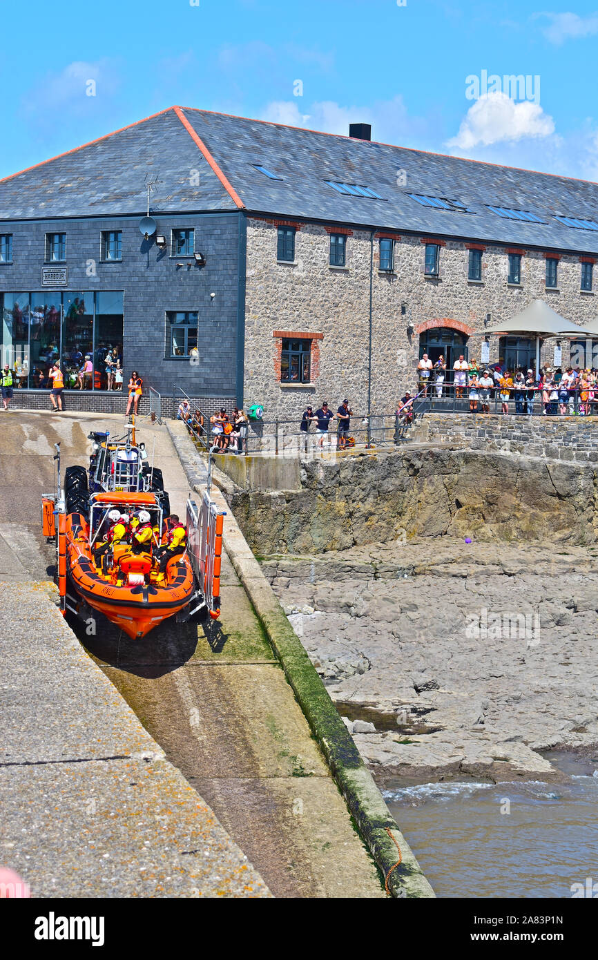 Porthcawl RNLI RescueFest,un evento che mostra il lavoro e le dimostrazioni di tutti i servizi di soccorso. B Classe Atlantic 85 trainato in culla fino uno scalo. Foto Stock