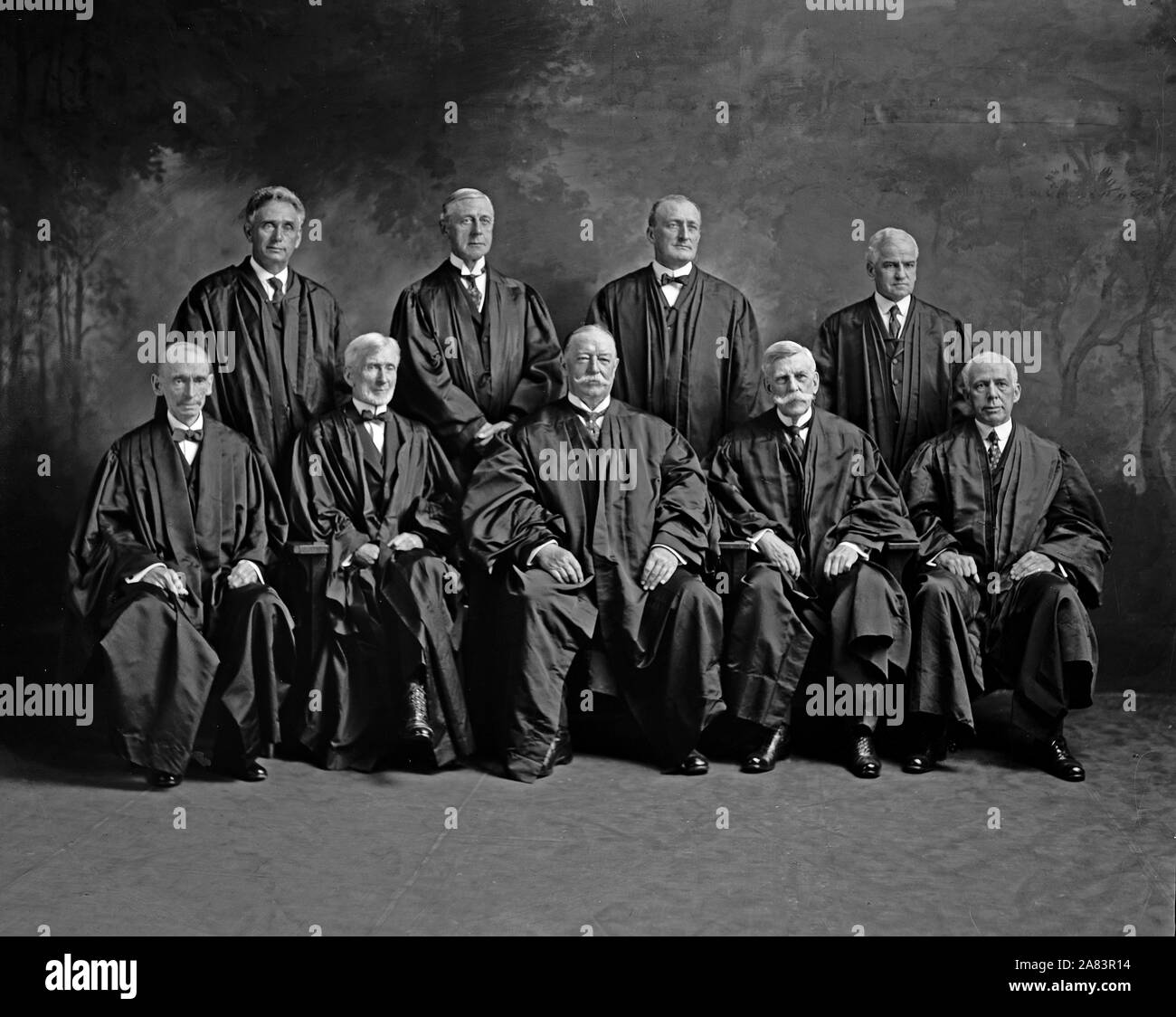 La Corte suprema degli Stati Uniti ca. 1920s da sinistra a destra prima fila - William giorno, Giuseppe McKenna, William Howard Taft, Oliver Wendell Holmes, Van DeVanter?? Fila posteriore unidentified Foto Stock