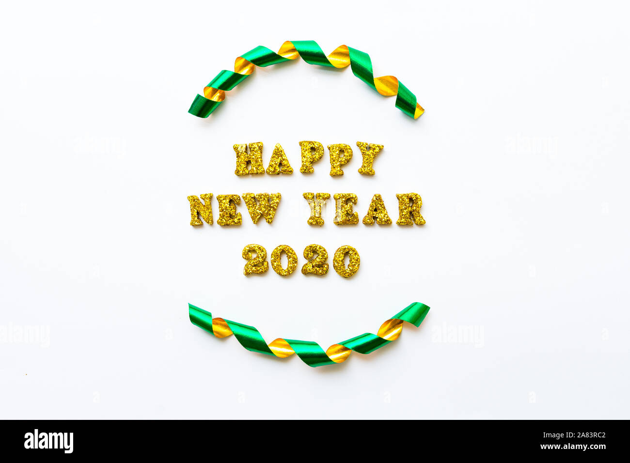 Semplice felice anno nuovo 2020 testo in caratteri oro e Nastro arricciato isolati su sfondo bianco - Celebrazione e vacanze Concetto di immagine con copia s Foto Stock
